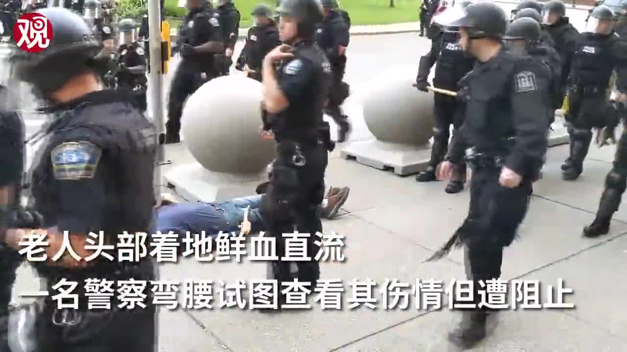 推倒老人的警察被停职后 魔幻一幕出现了