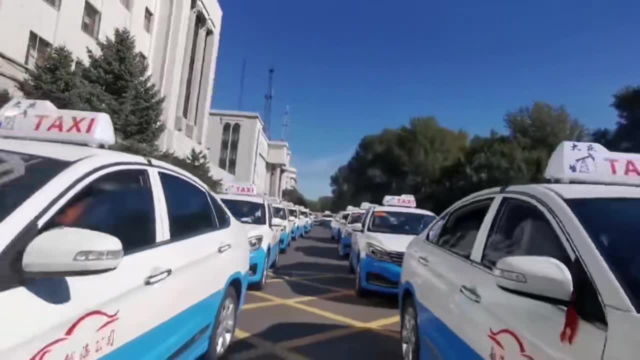 大庆百台出租车最美逆行