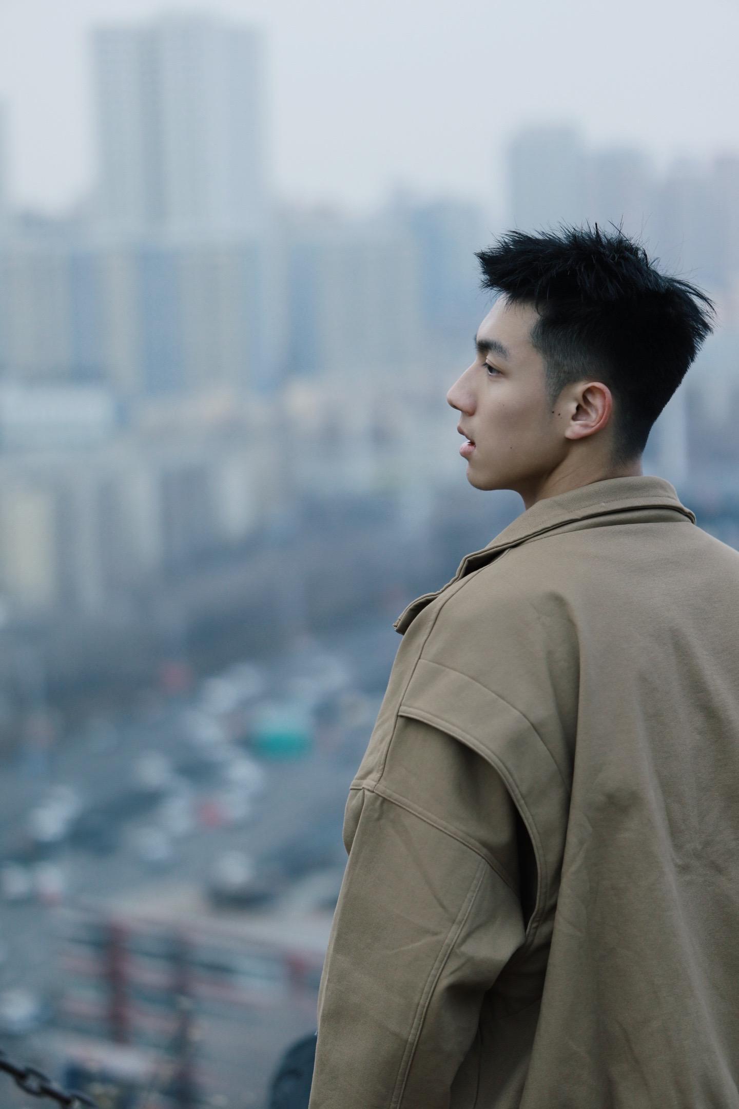 这个新疆小哥的侧颜我给100分. 鼻子立体就是好看