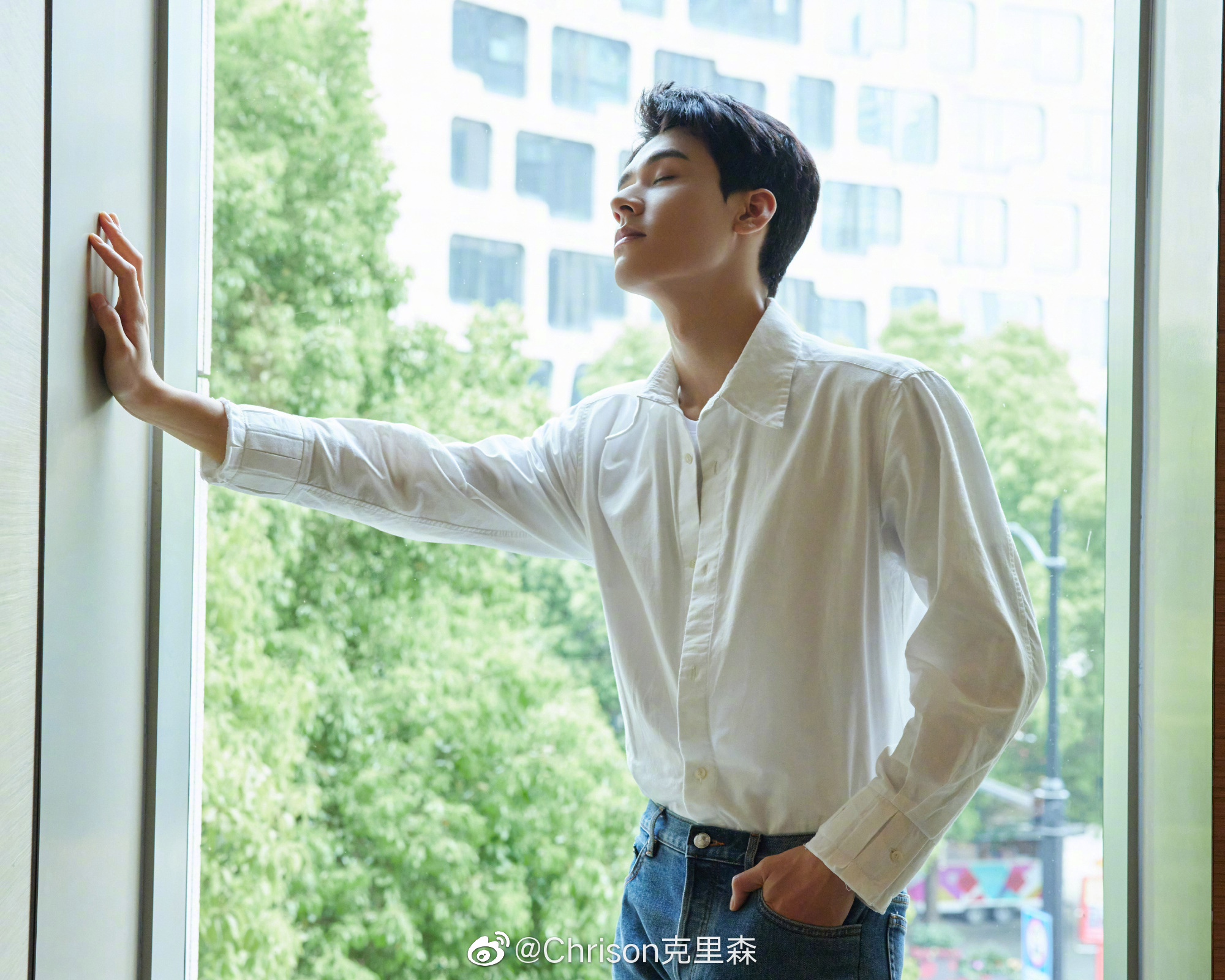 龚俊一身白衬衫 牛仔裤亮相fresh上海活动