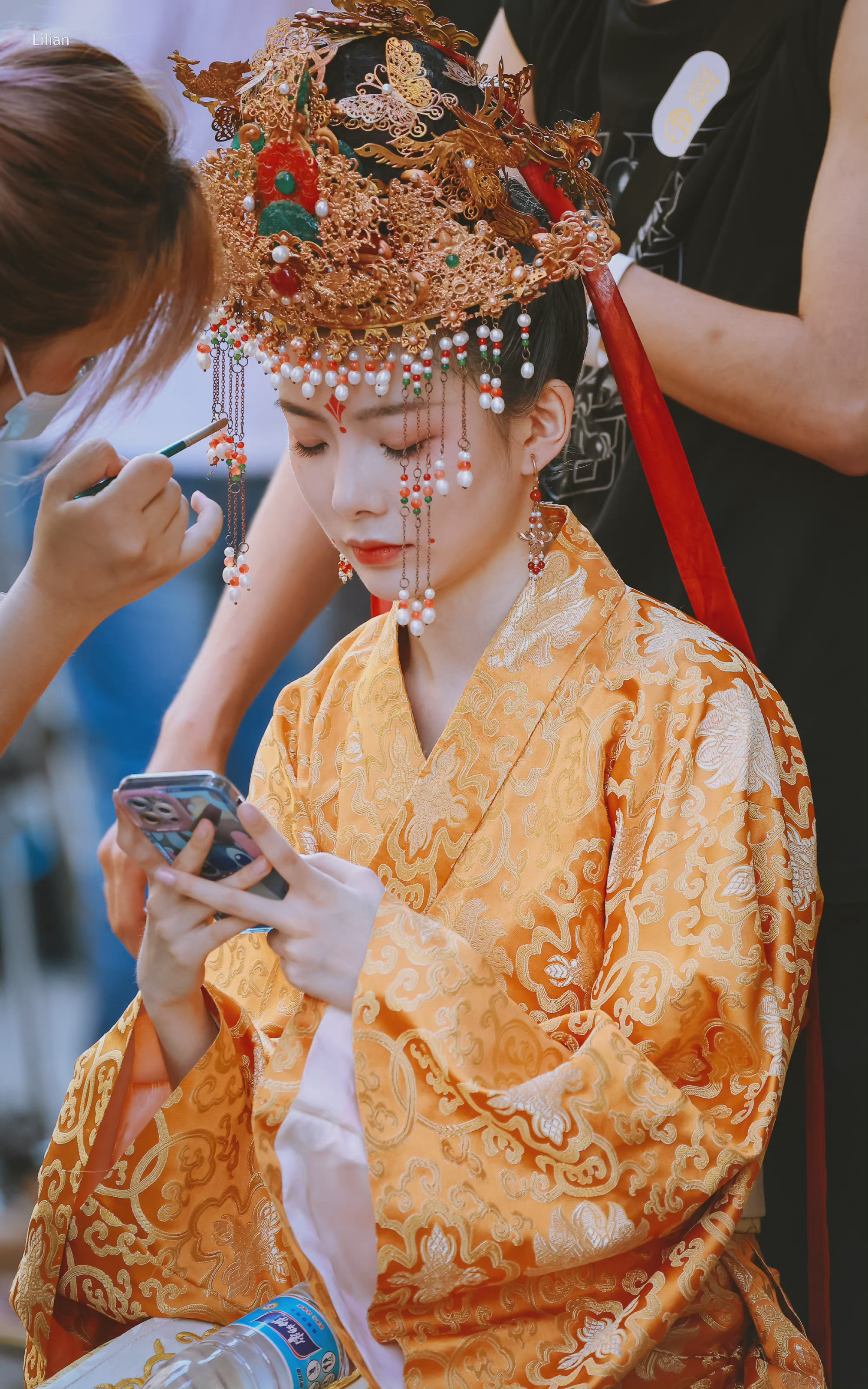 陈卓璇《秋天前》__财经头条