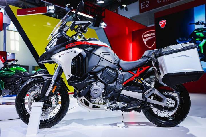 diavel v4 精密技术基础上,杜卡迪融入了宾利手工匠造的限量版车型