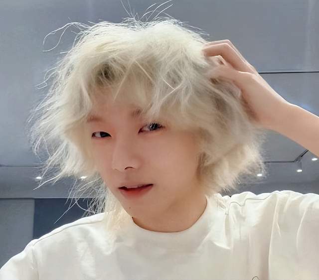 32岁华晨宇在家剪头发，素颜出镜状态不佳，脸色煞白难看令人担忧|华晨宇|素颜|脸色_新浪新闻
