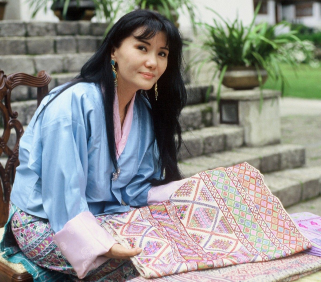 不丹57岁王母近照美到了梳空气刘海嫩如少女30岁美女王后输了