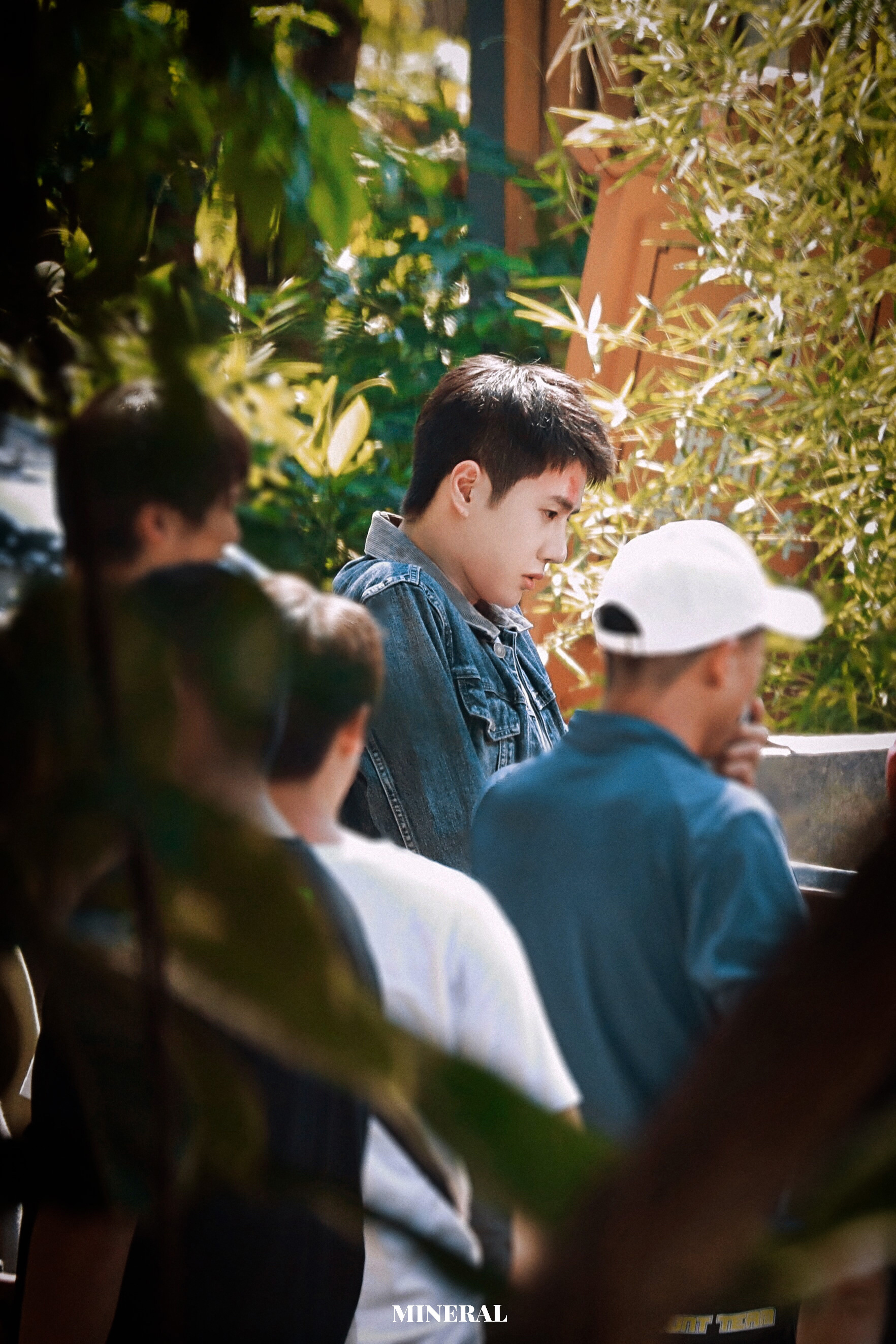 王一博《冰雨火》最新路透饭拍 牛仔裤马丁靴的陈警官帅补货了