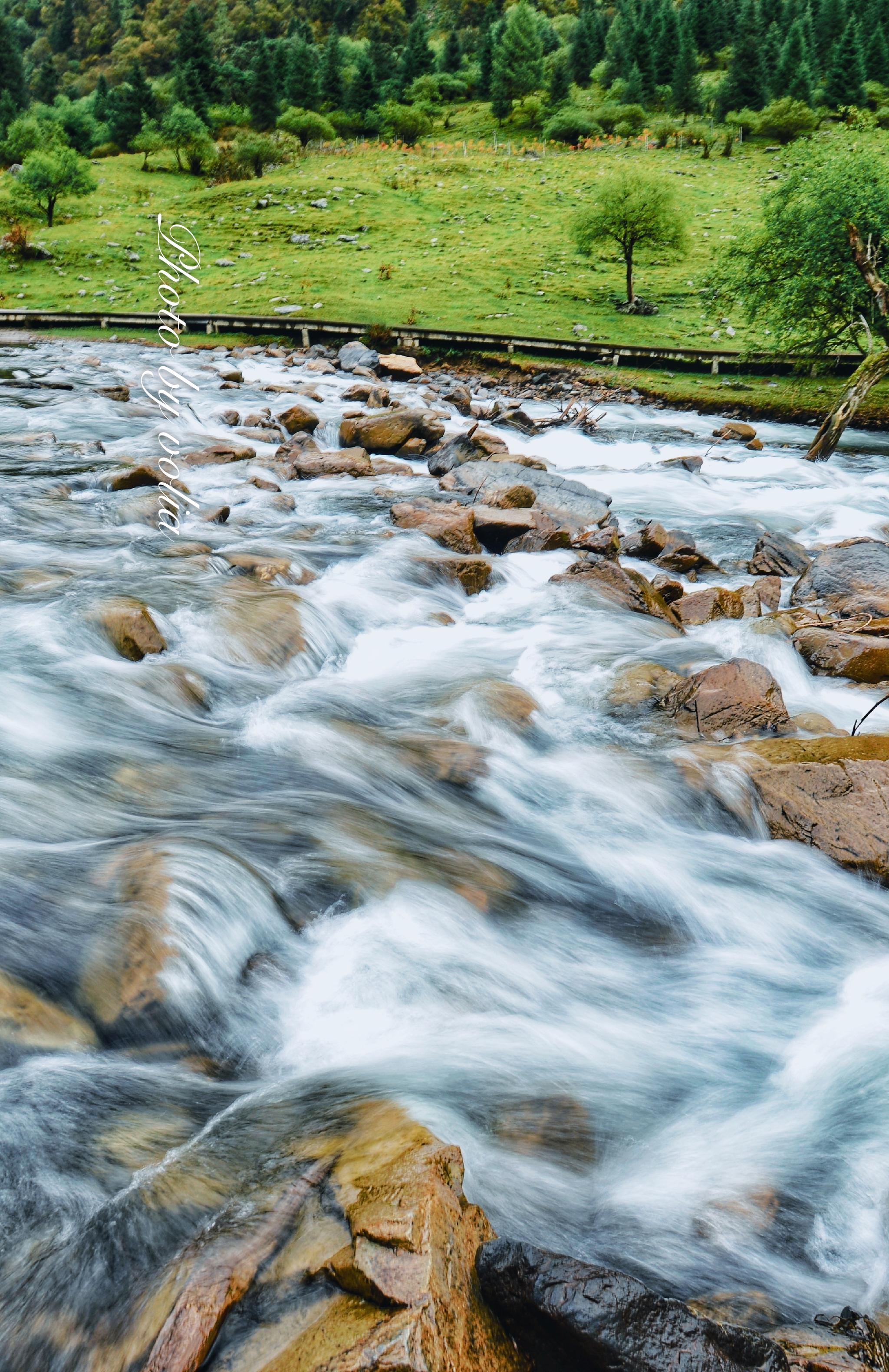 雄峻奇异的山峰,鬼斧神工的地貌,流水潺潺的河道,丰富独特的植