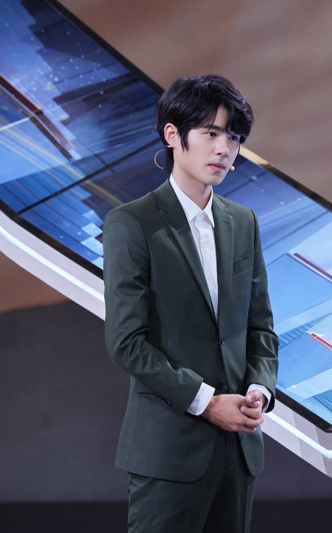 留长发的刘昊然有点知性