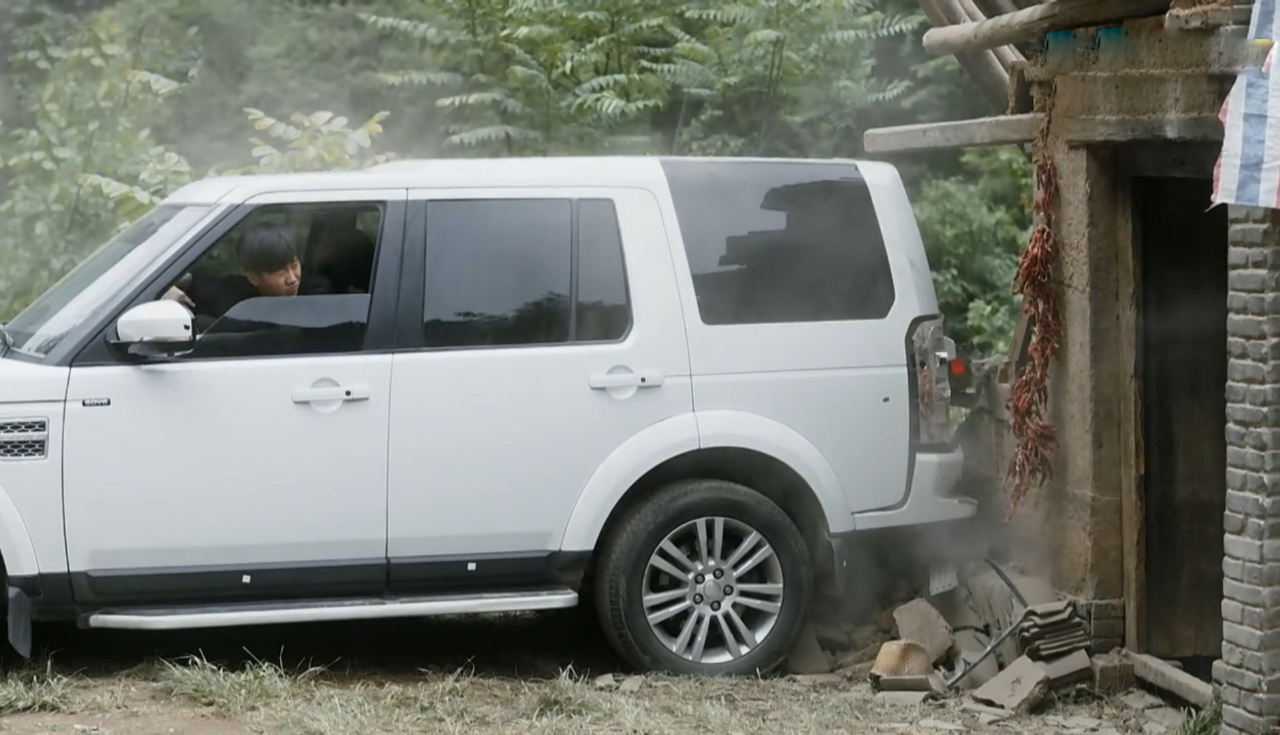 装台刁菊花向疤叔要回钻戒二代开车撞疤叔房子