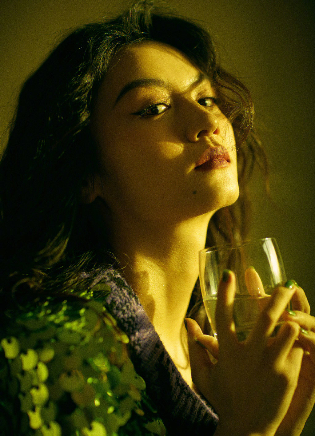 春夏一袭绿色鱼鳞亮片裙搭配复古卷发,文艺灵动的女演员气质,慵懒迷离