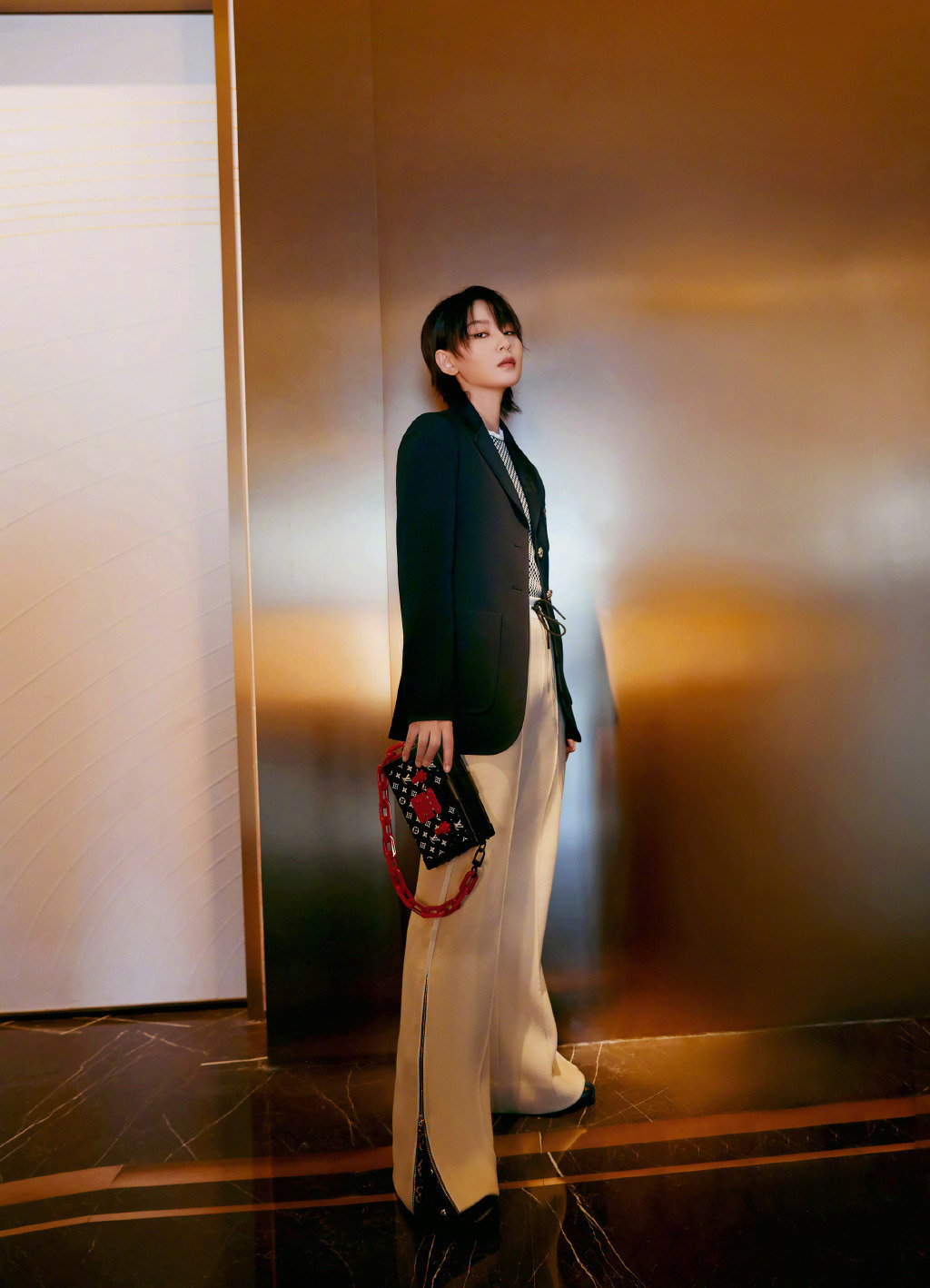 周笔畅穿着黑色利落西装搭配阔腿针织长裤