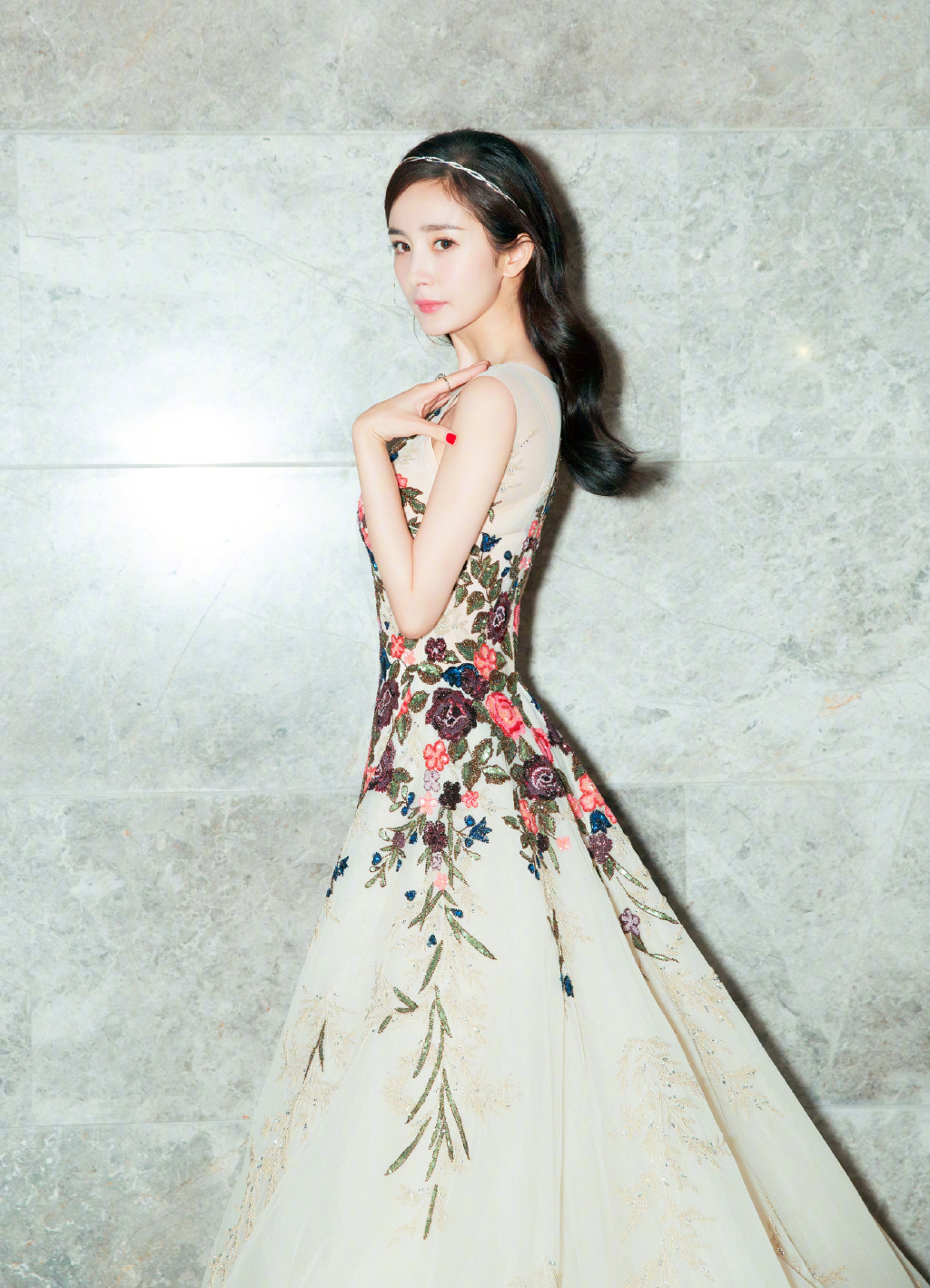 5/ 6杨幂 一袭拖地仙裙 满载鲜花 美美哒大幂幂 676/ 6杨幂 一袭