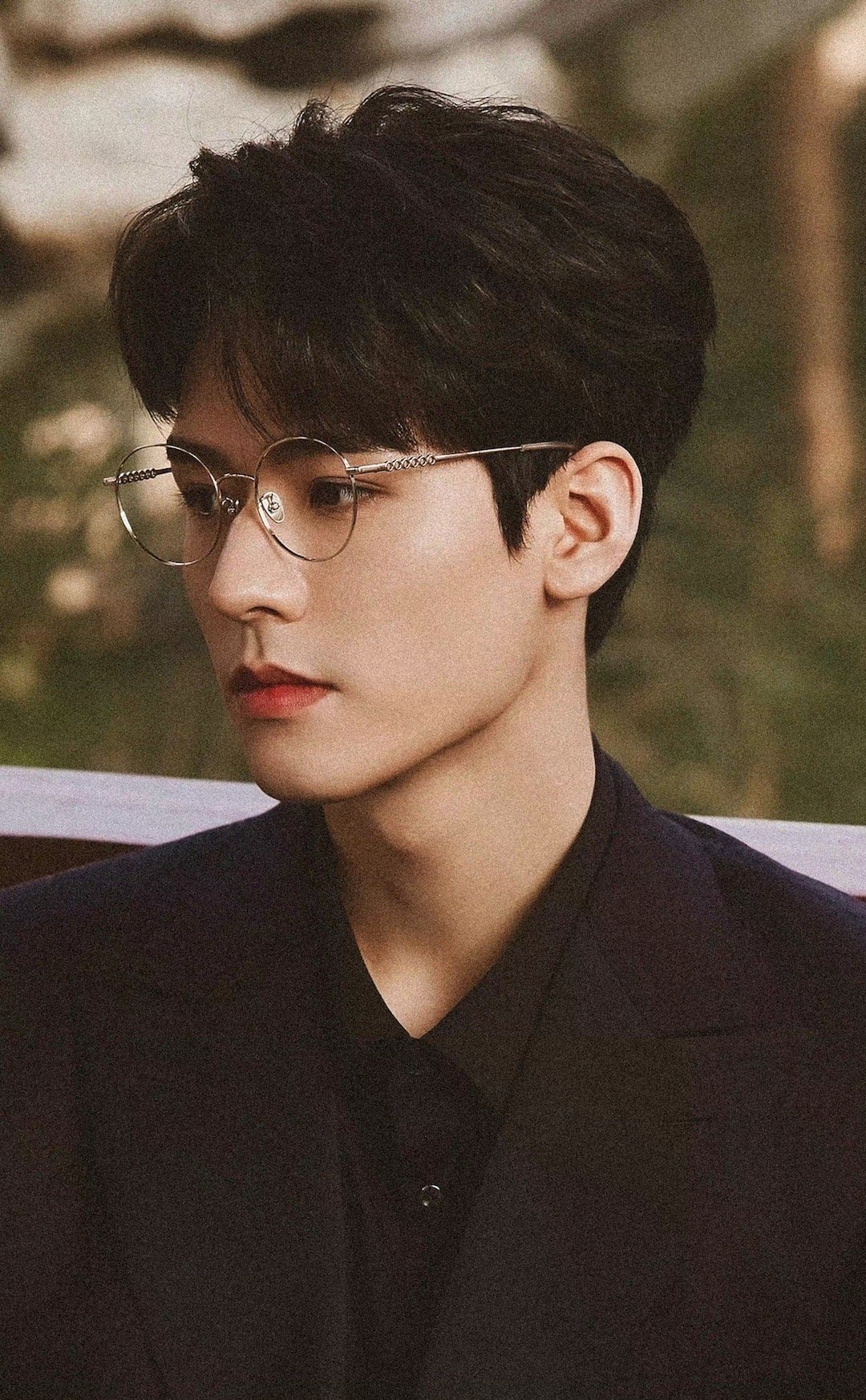 龚俊金边眼镜造型,斯文贵气,惹人心动