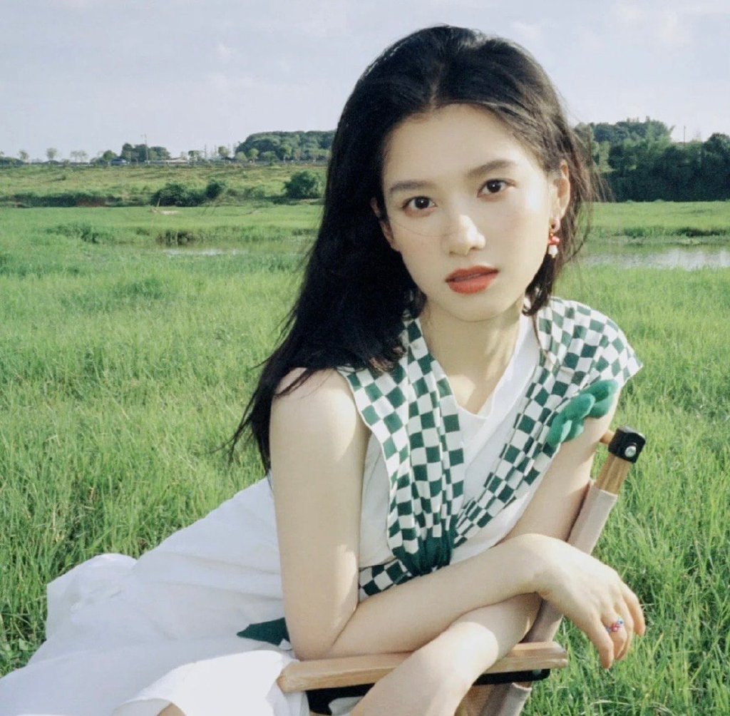 张婧仪头像 最近被她圈粉的举手