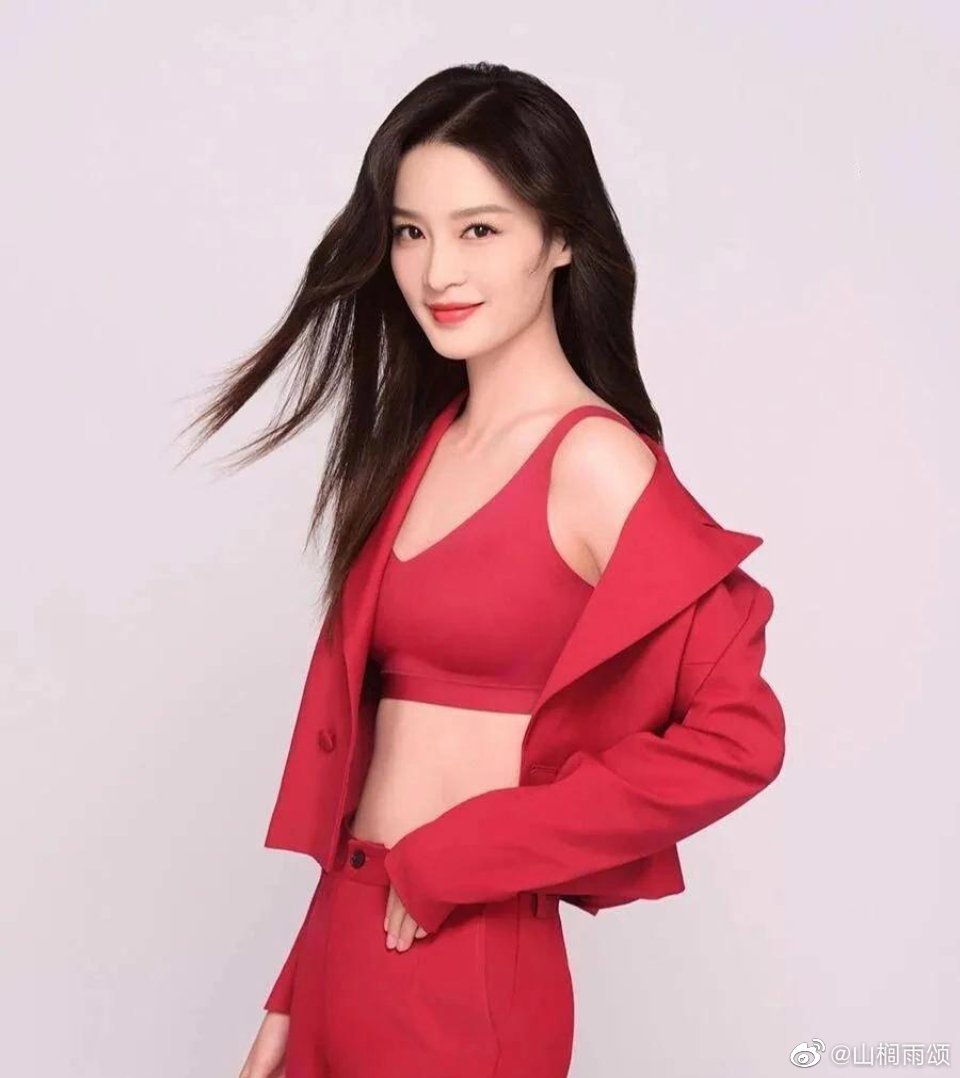 李沁薄纱搭配紧身内衣真迷人,身材凹凸有致韵味十足__财经头条