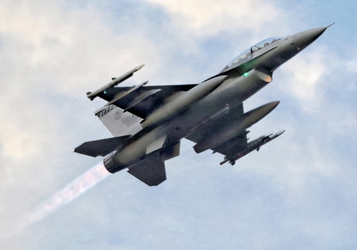 当F16遇到歼16,怎么办?台军少校:四联队每个飞行员都遇到过休闲区蓝鸢梦想 - Www.slyday.coM 当F16遇到歼16,怎么办?台军少校:四联队每个飞行员都遇到过休闲区蓝鸢梦想 - Www.slyday.coM