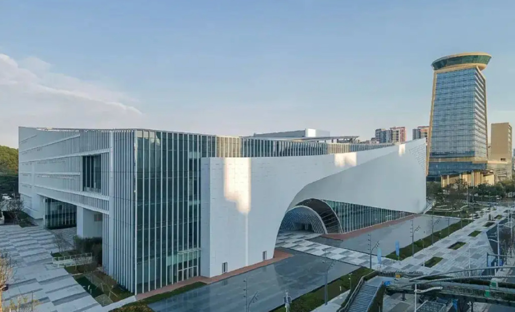 绿化覆盖率远超深圳;还有光明深圳市科技馆,光明文化艺术中心等丰富的