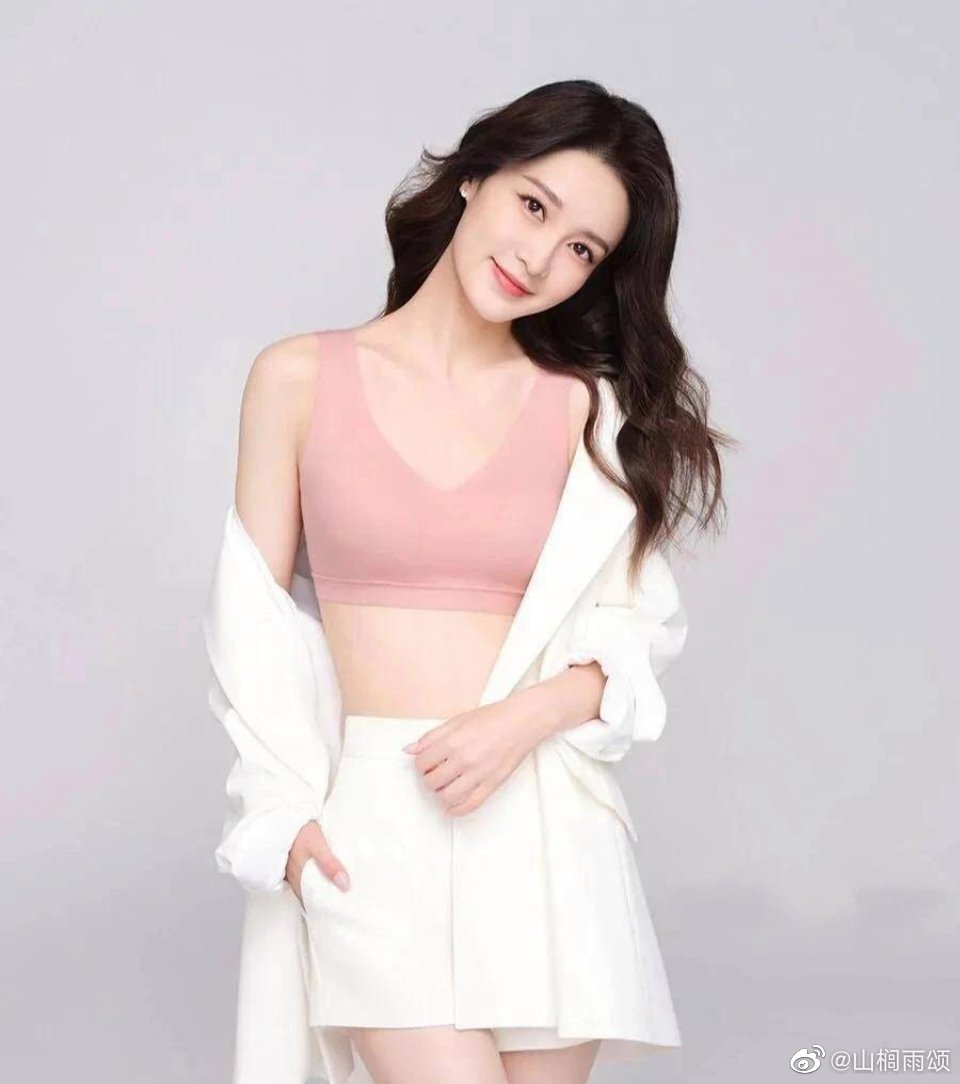 李沁薄纱搭配紧身内衣真迷人,身材凹凸有致韵味十足__财经头条