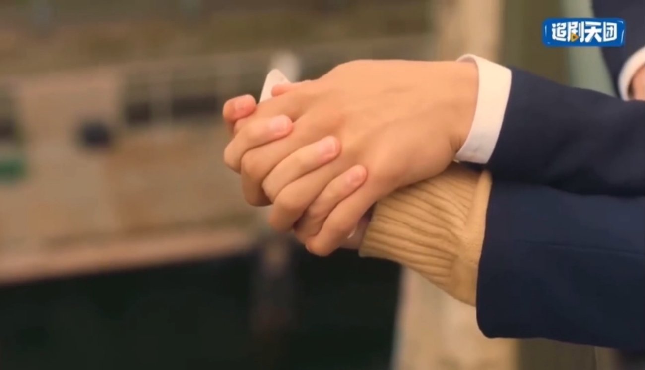 十指相扣甜过一切!