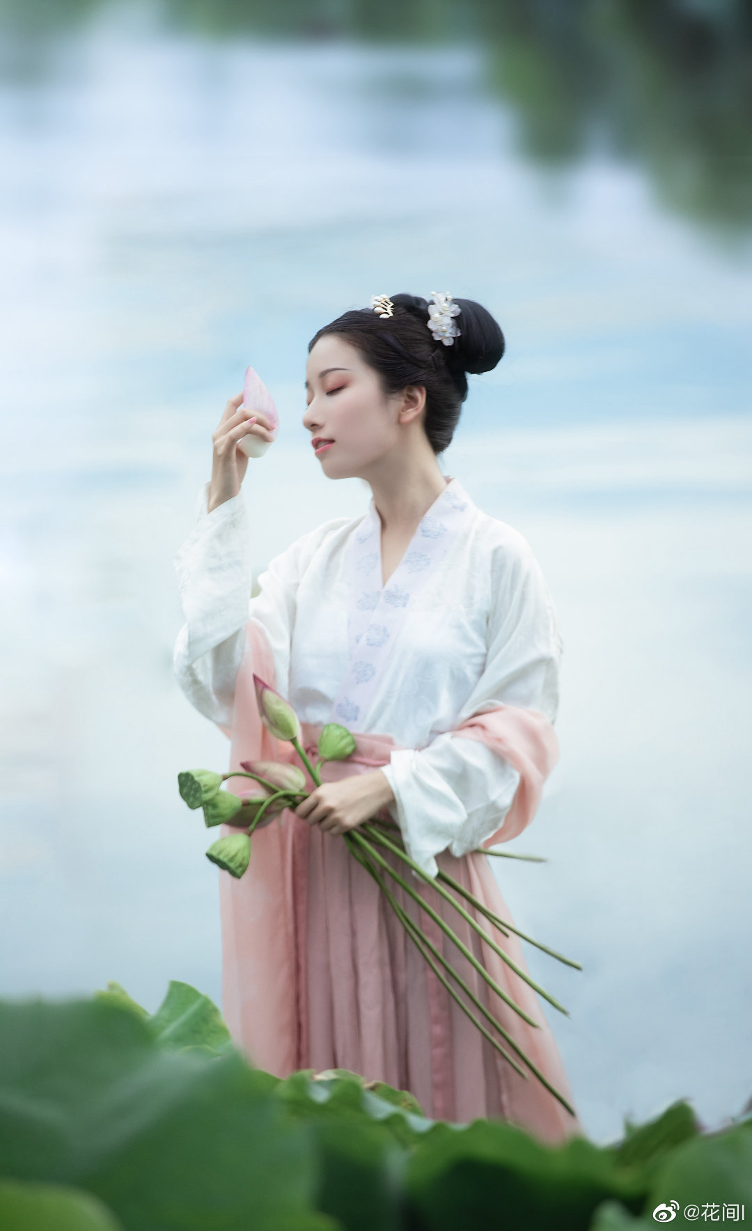 涉江采芙蓉兰泽多芳草采之欲遗谁所思在远道