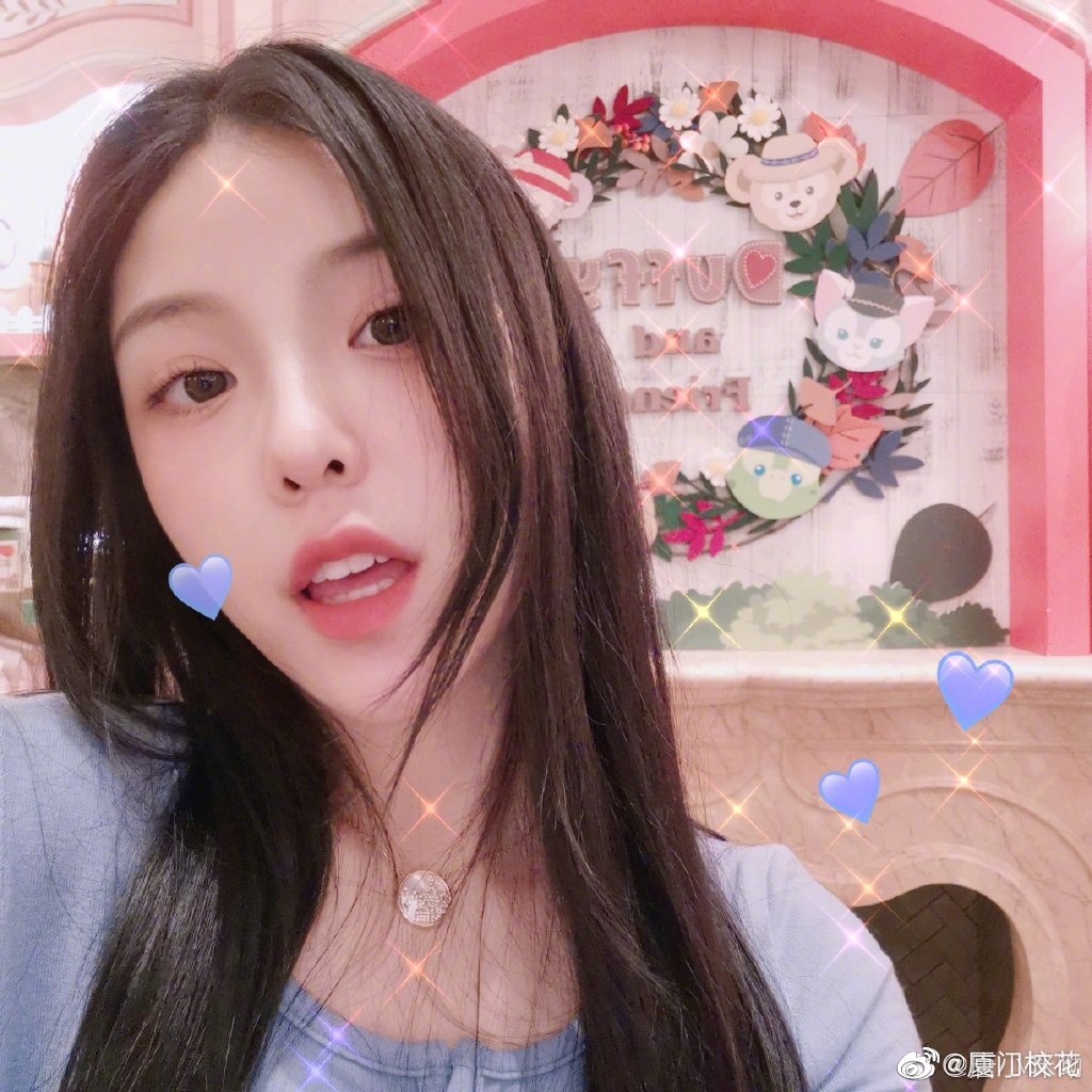 她叫唐小咪,00年,就读于华东师范大学,身高164cm