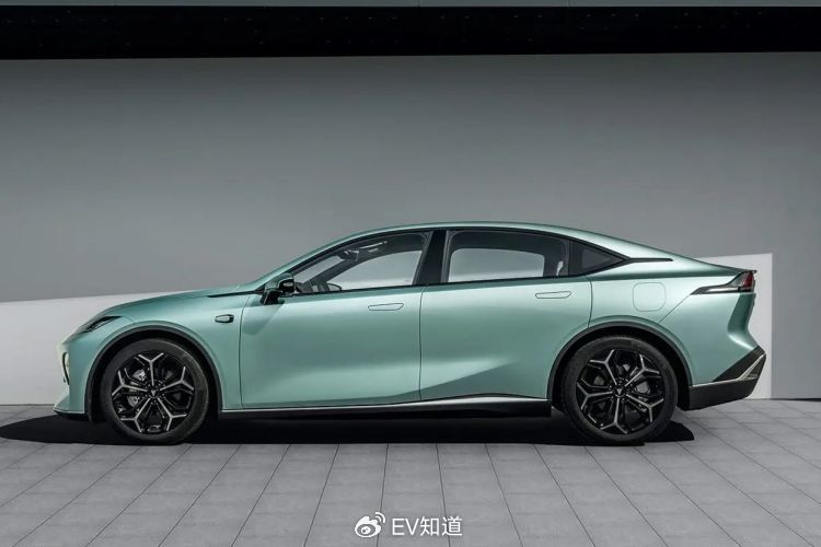 How to choose between Roewe D7 and dark blue SL03
