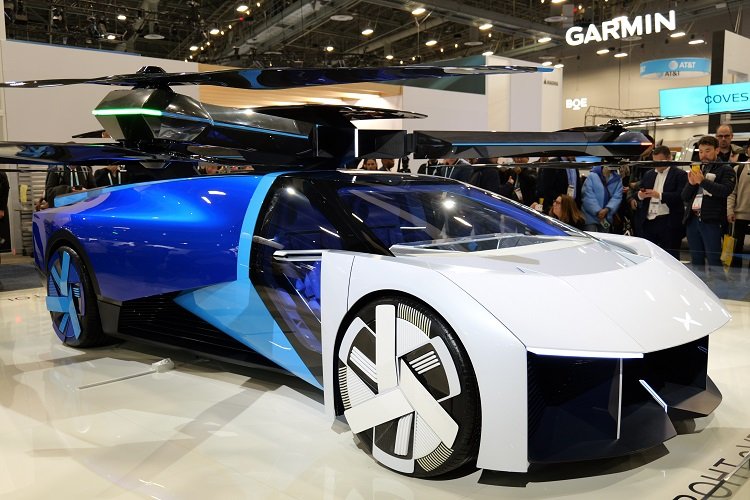 小鹏飞行汽车亮相宛如变形金刚陆地航母明年第四季度量产交付