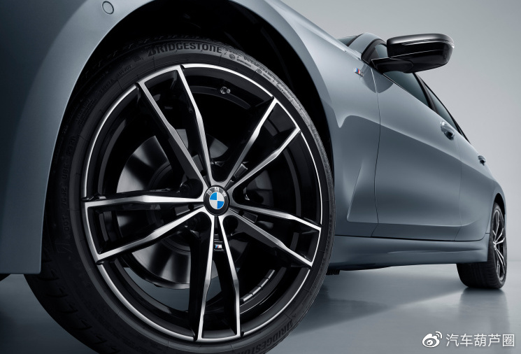 奔驰C级PK新款宝马3系，谁才是BBA中型车标杆？