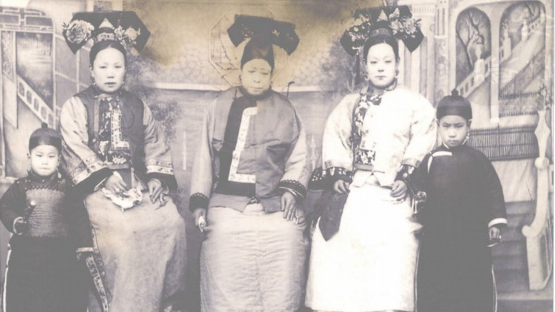 老照片：晚清时期的清纯美女，身穿旗装，文雅娴静很漂亮|清朝|旗人|民国时期|旗袍|袖口_新浪新闻