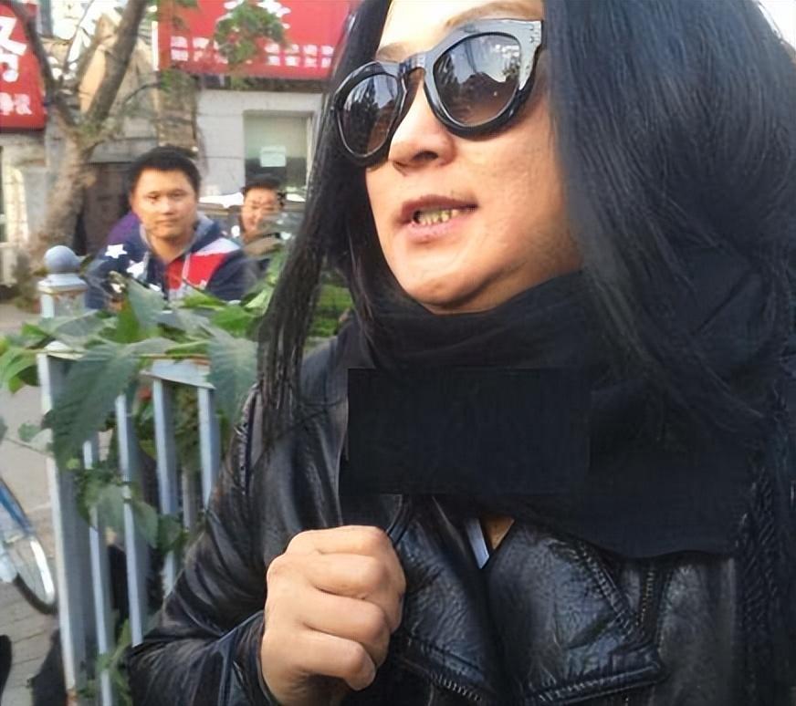 与张铁林相恋3年未婚生女的侯俊杰如今怎样了