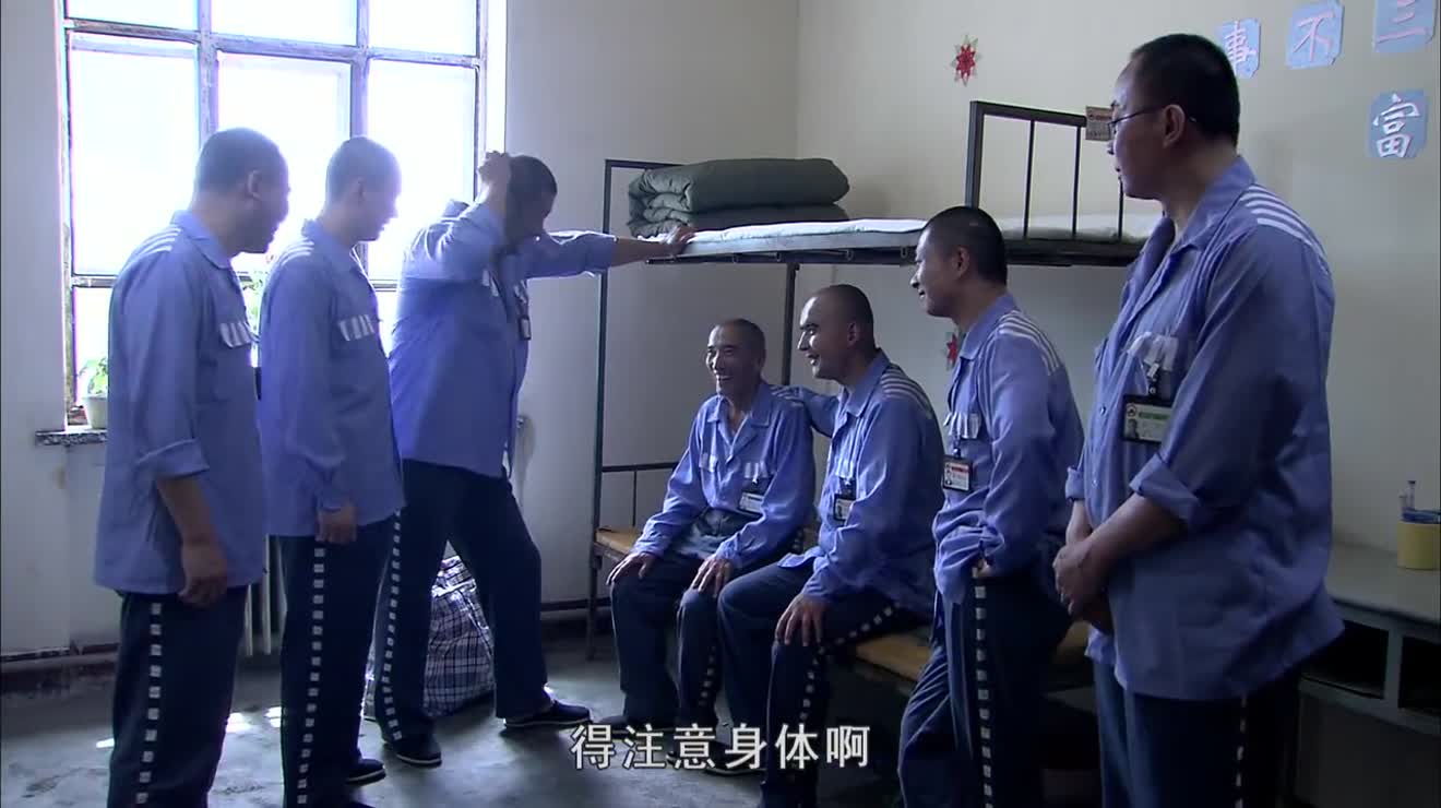 囚犯终于刑满出狱蹲了半辈子监狱早已白发苍苍可怜