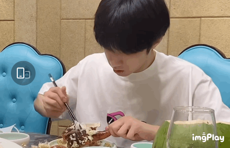 丨刘耀文从小到大吃东西的样子根本没变过好嘛