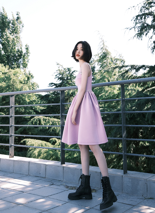 她这次的穿搭也很简约,粉色连衣裙的搭配彰显出了甜美气息,再结合黑色