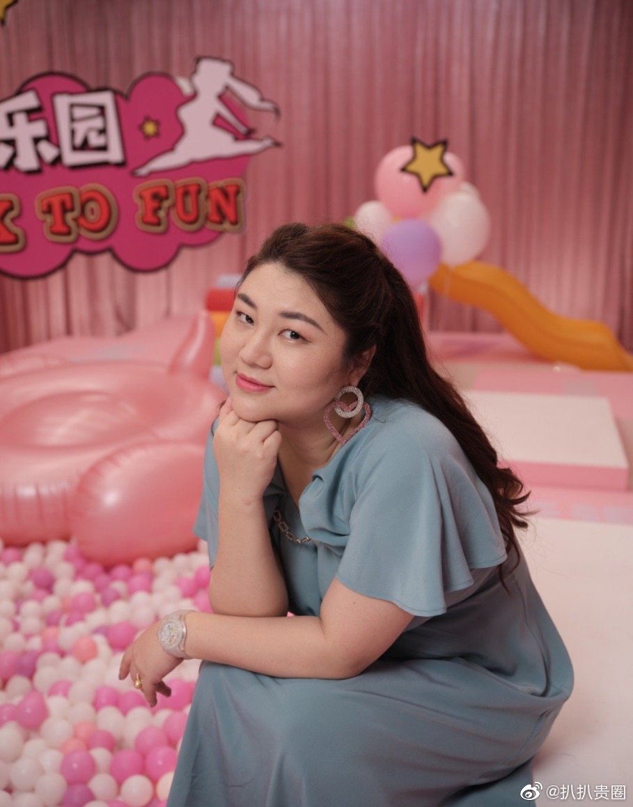 杨天真又晒出一组写真,虽说自信的女人最美