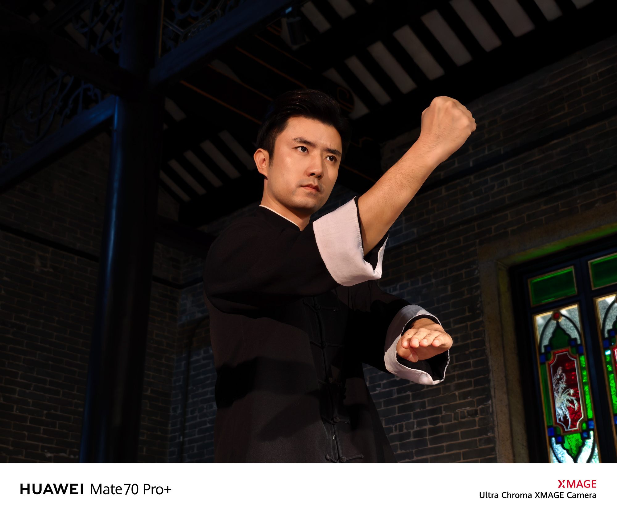 用华为mate70 的ai运动轨迹定格的佛山咏春拳招式形影