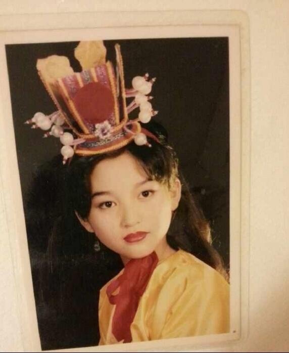 小时候颜值底子好才有现在大美女金莎呀