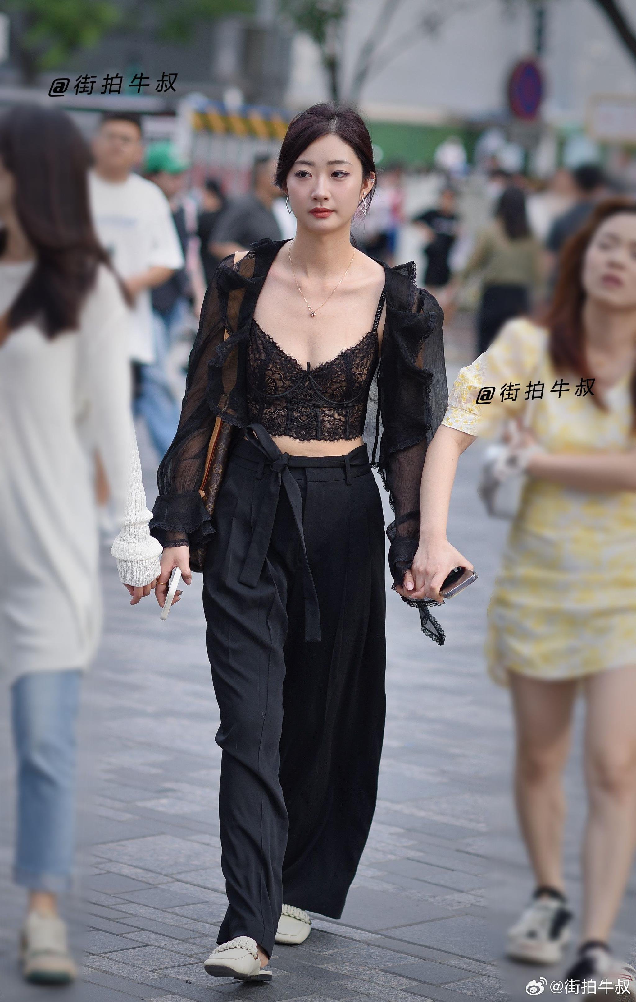 美女穿着性感的微透蕾丝文胸背心出街_高清图集_新浪网