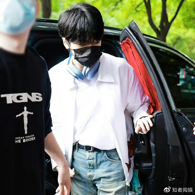 严浩翔北电报到,两手空空被质疑,眼神细节意外成焦点休闲区蓝鸢梦想 - Www.slyday.coM 严浩翔北电报到,两手空空被质疑,眼神细节意外成焦点休闲区蓝鸢梦想 - Www.slyday.coM