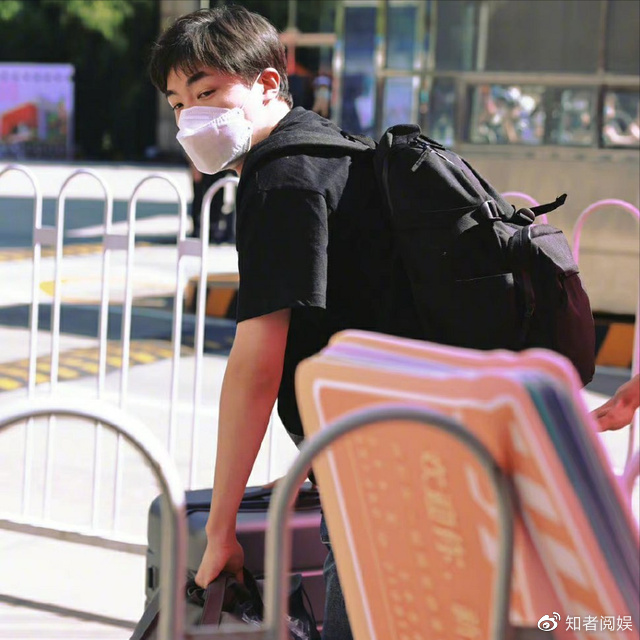 严浩翔北电报到,两手空空被质疑,眼神细节意外成焦点休闲区蓝鸢梦想 - Www.slyday.coM 严浩翔北电报到,两手空空被质疑,眼神细节意外成焦点休闲区蓝鸢梦想 - Www.slyday.coM