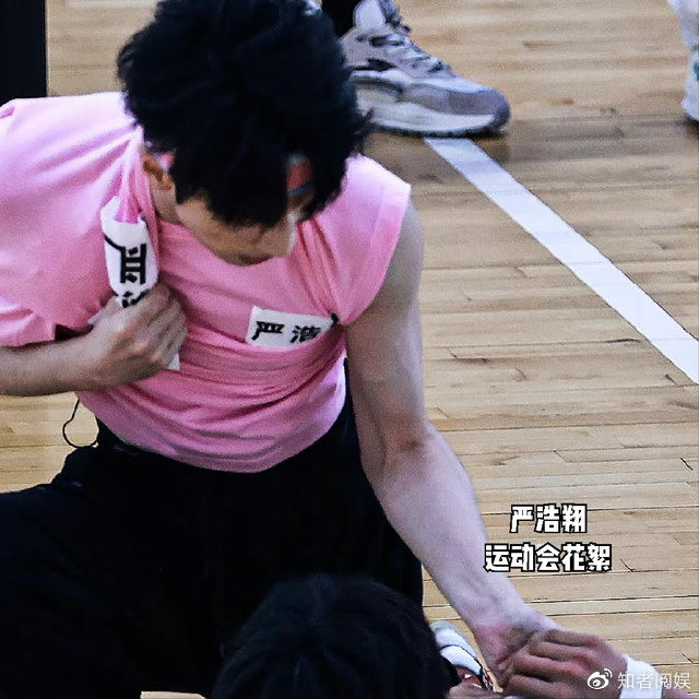 严浩翔北电报到,两手空空被质疑,眼神细节意外成焦点休闲区蓝鸢梦想 - Www.slyday.coM 严浩翔北电报到,两手空空被质疑,眼神细节意外成焦点休闲区蓝鸢梦想 - Www.slyday.coM