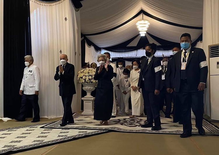 莫尼列太后平时的穿搭也低调,几乎都是纯色系的造型,这次的黑色造型