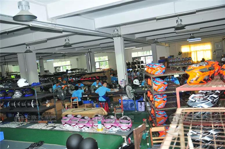 不去工厂不知道:头盔生产也是个技术活