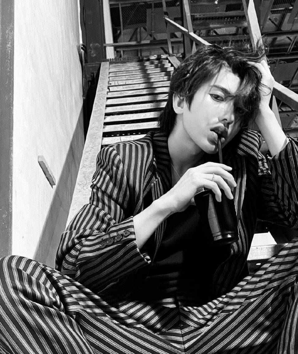 呦,坤坤,23岁喝饮料都不一样了呢!魅力十足好撩我