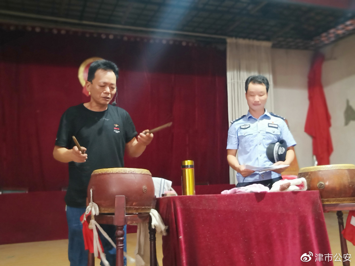 几十名老年人在此听说唱艺人用澧州大鼓的艺术形式宣传反电信诈骗