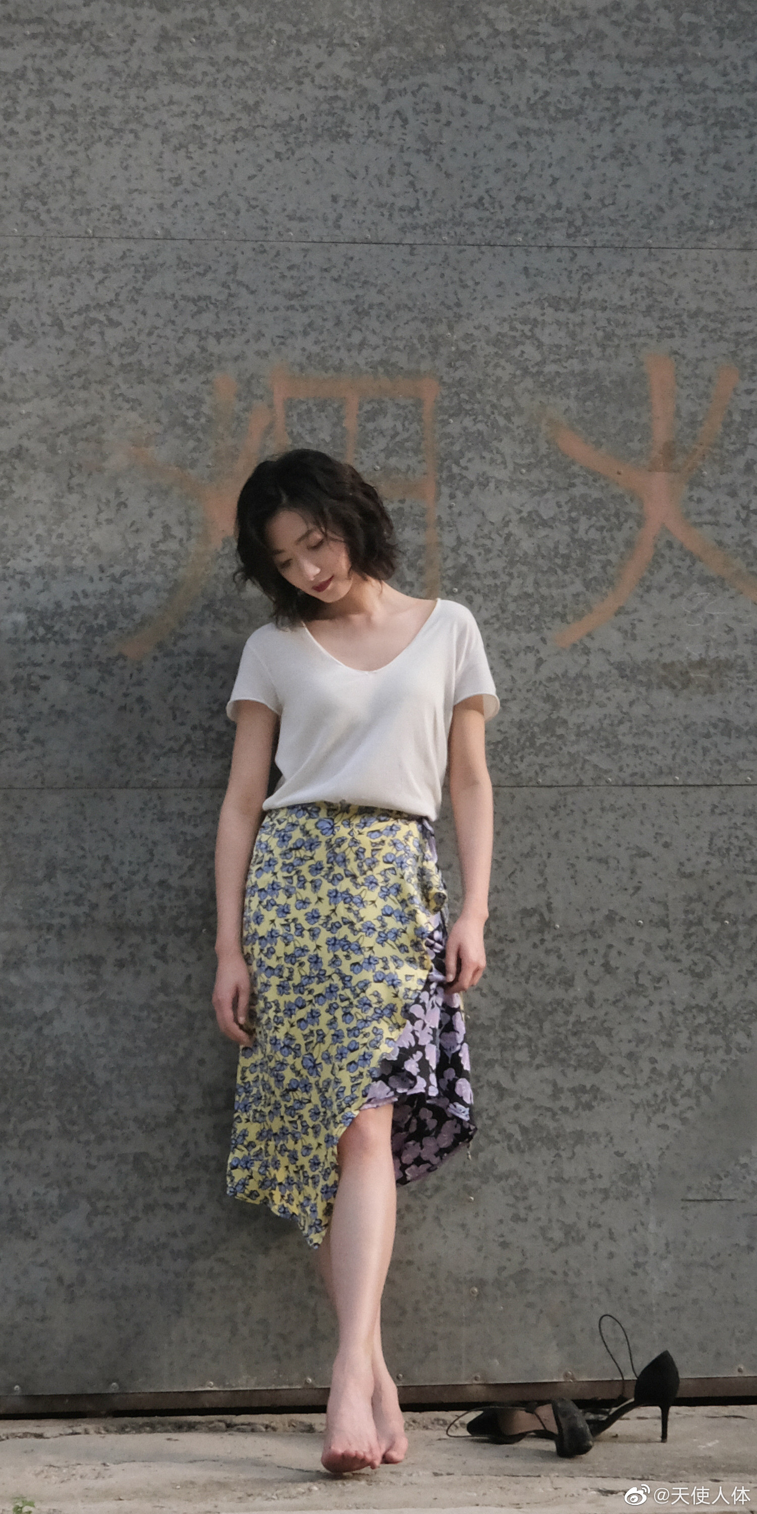 万茜美腿写真壁纸组图__财经头条