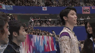 重摔在地！羽生结弦含泪谢幕，深深鞠躬抚摸冰面……赛后采访他恳请：再给我一点时间休闲区蓝鸢梦想 - Www.slyday.coM