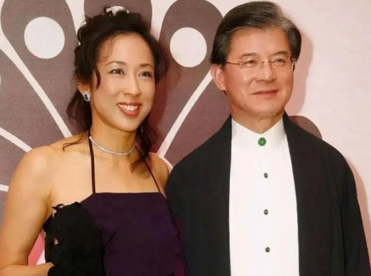 百亿富豪罗康瑞,放弃原配娶了小10岁港姐,如今才74岁已满头白发|新天地|罗康瑞|朱玲玲_新浪新闻