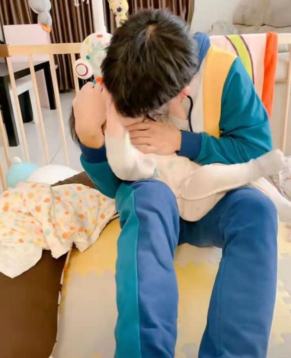 35岁男星迷惑行为?用嘴巴帮女儿吸鼻涕,孩子狂哭不止还不停!休闲区蓝鸢梦想 - Www.slyday.coM 35岁男星迷惑行为?用嘴巴帮女儿吸鼻涕,孩子狂哭不止还不停!休闲区蓝鸢梦想 - Www.slyday.coM