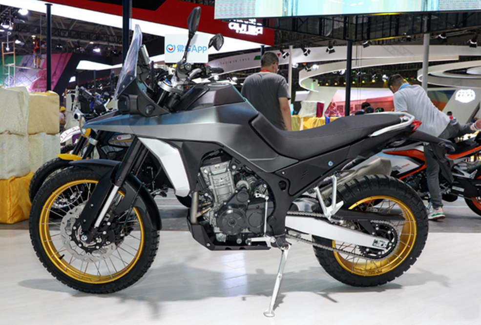 车重180公斤搭水冷双缸800ml发动机凯越全新adv实车亮相