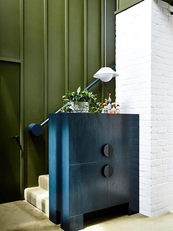 墨绿色配什么颜色好看(墨绿色上衣搭配什么颜色裤子好看)