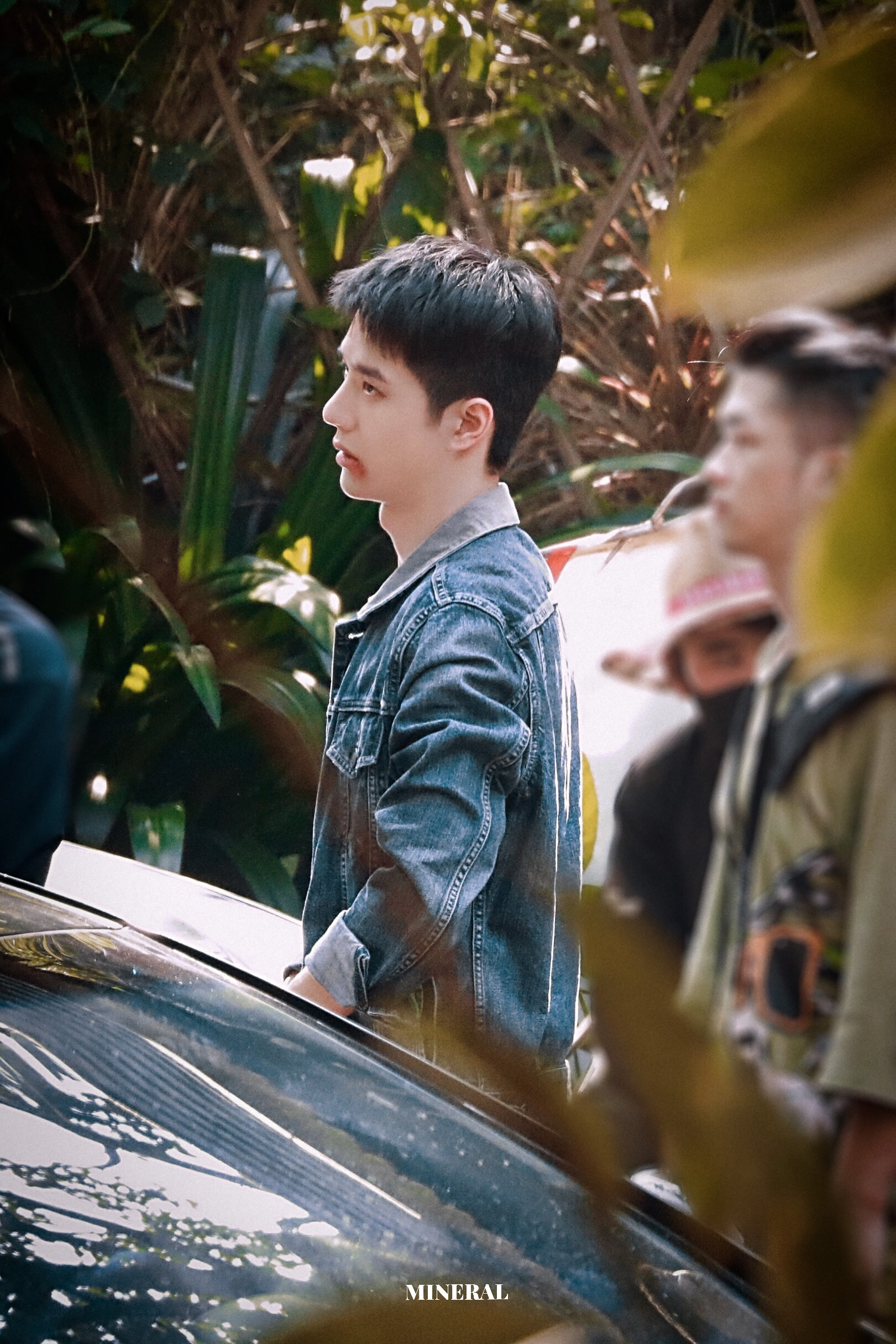 王一博《冰雨火》最新路透饭拍 牛仔裤马丁靴的陈警官帅补货了